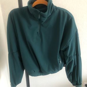 ALO cropped 1/4 zip elevated pullover size M windbreaker w/ fleece cinched cuffs